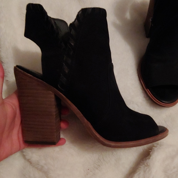 Vince Camuto Heels - Picture 2 of 4